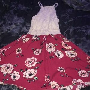 cute spring dress. Size small. stretchy. comfy.